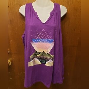 Torrid Classic Fit Notch Neck Tank with Geometric Graphic, size 2